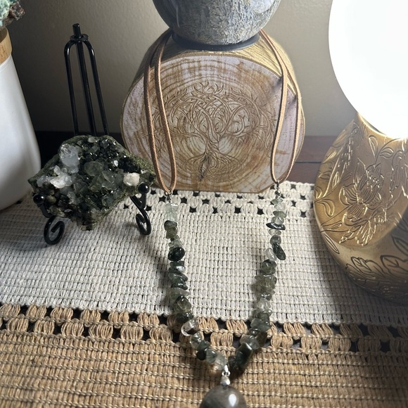 Garden Quartz Oval Pendant with Garden Quartz Chips Beads Faux Leather Necklace - Picture 14 of 16